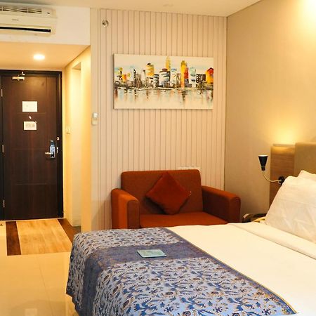 Verse Hotel Cirebon Esterno foto