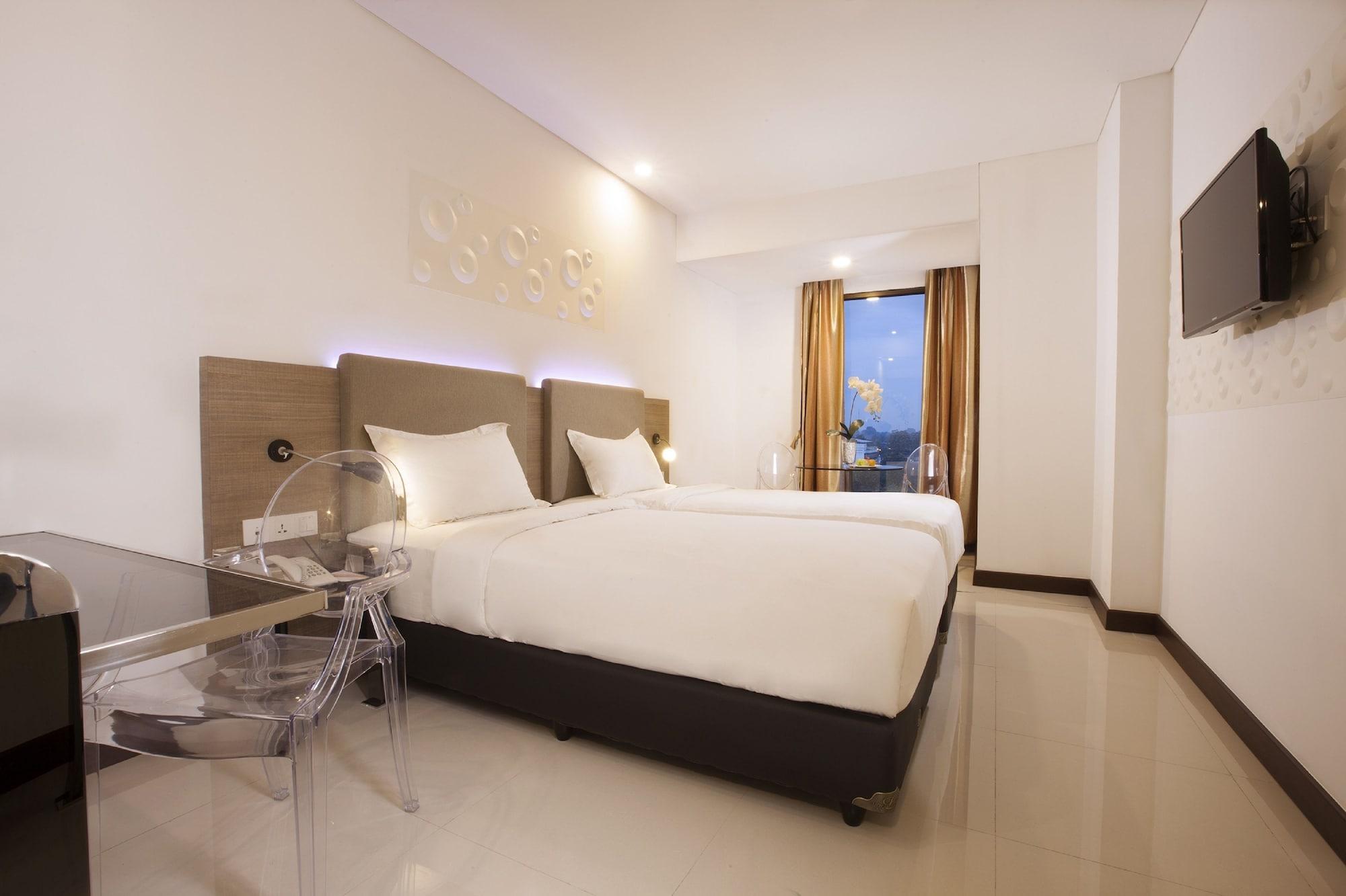 Verse Hotel Cirebon Esterno foto