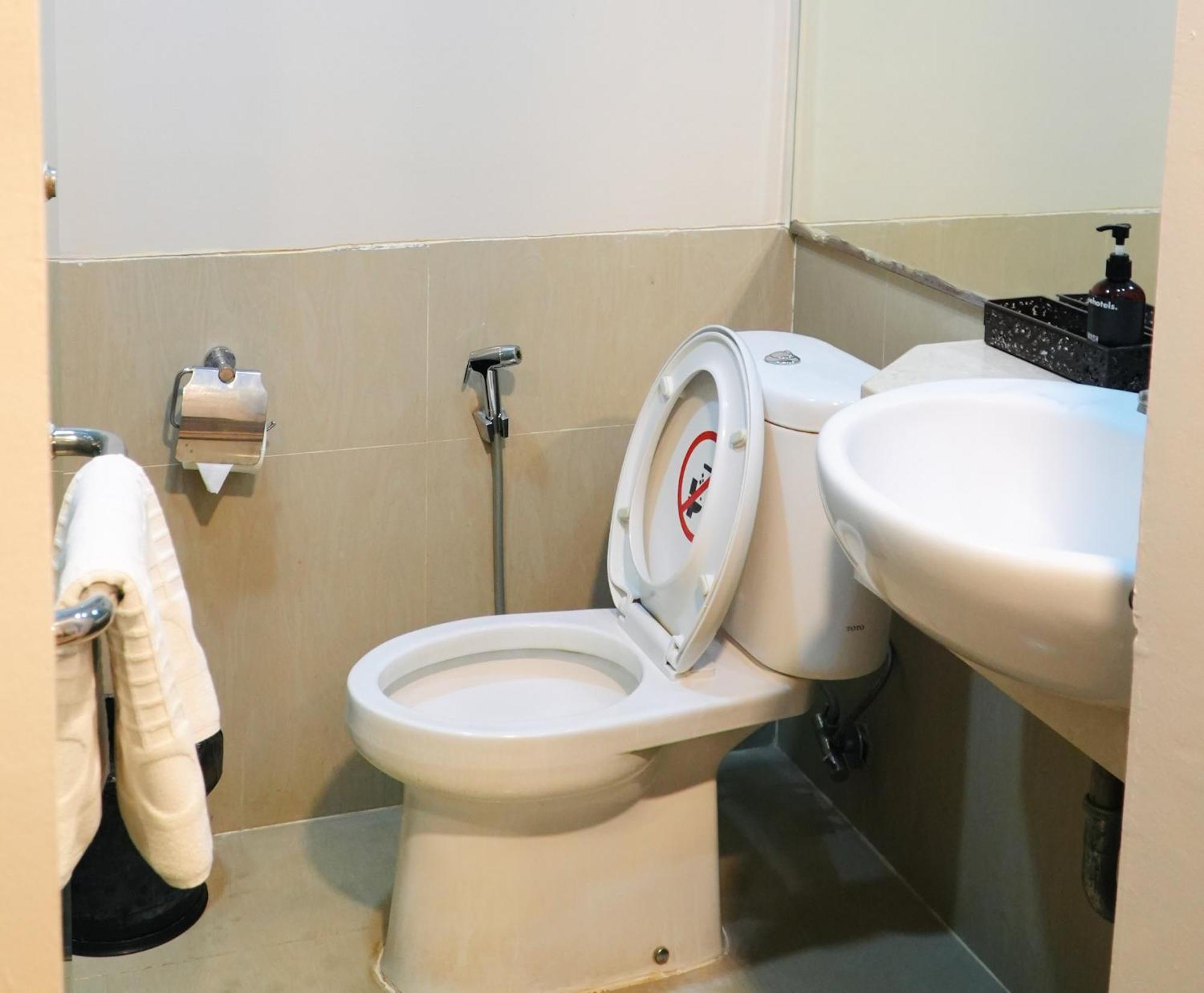 Verse Hotel Cirebon Esterno foto