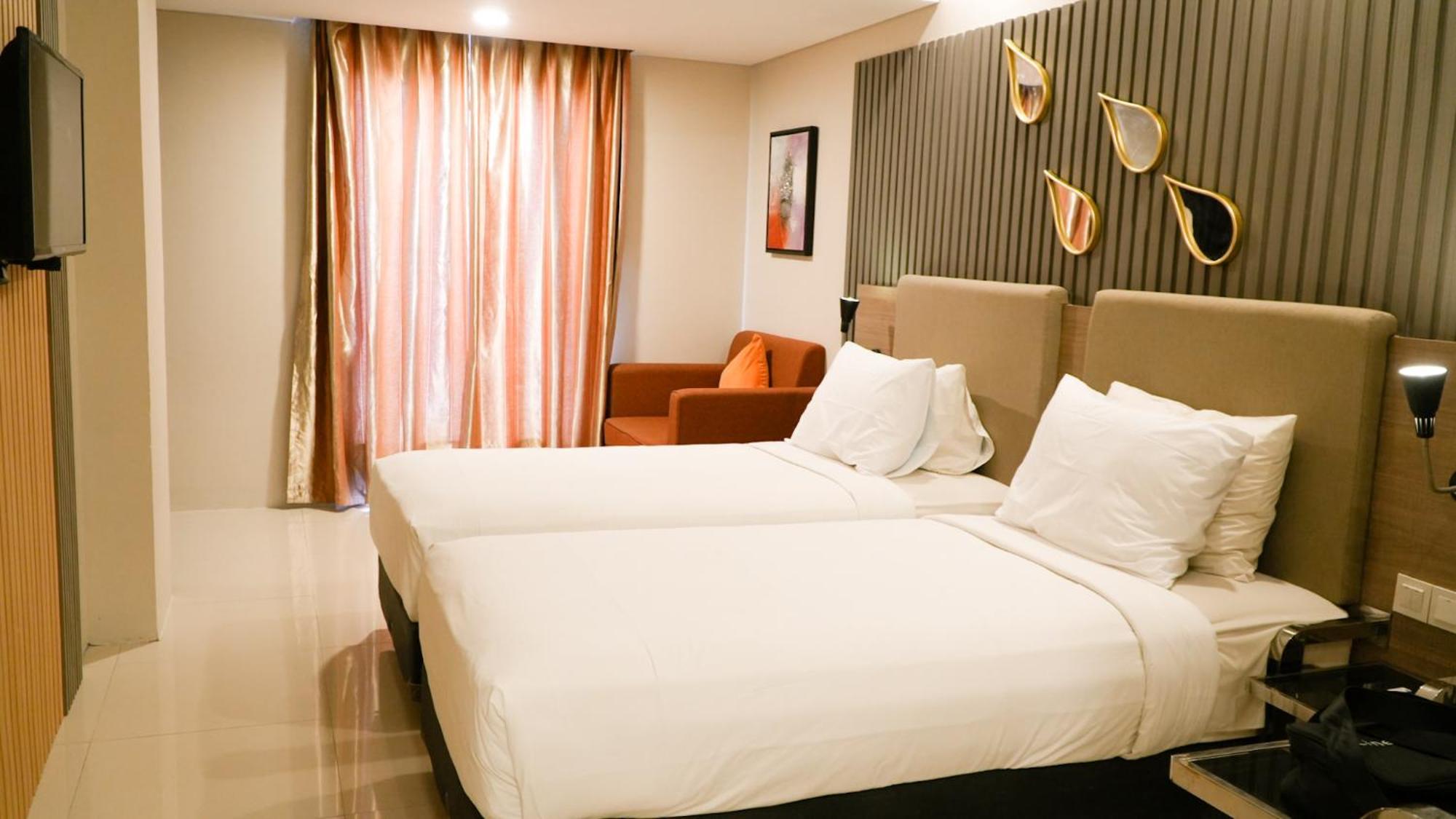 Verse Hotel Cirebon Esterno foto