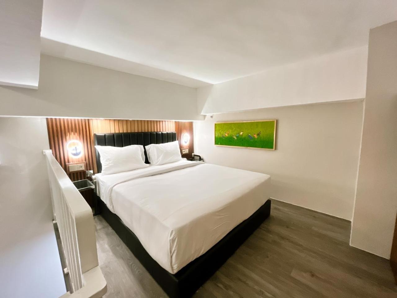 Verse Hotel Cirebon Esterno foto