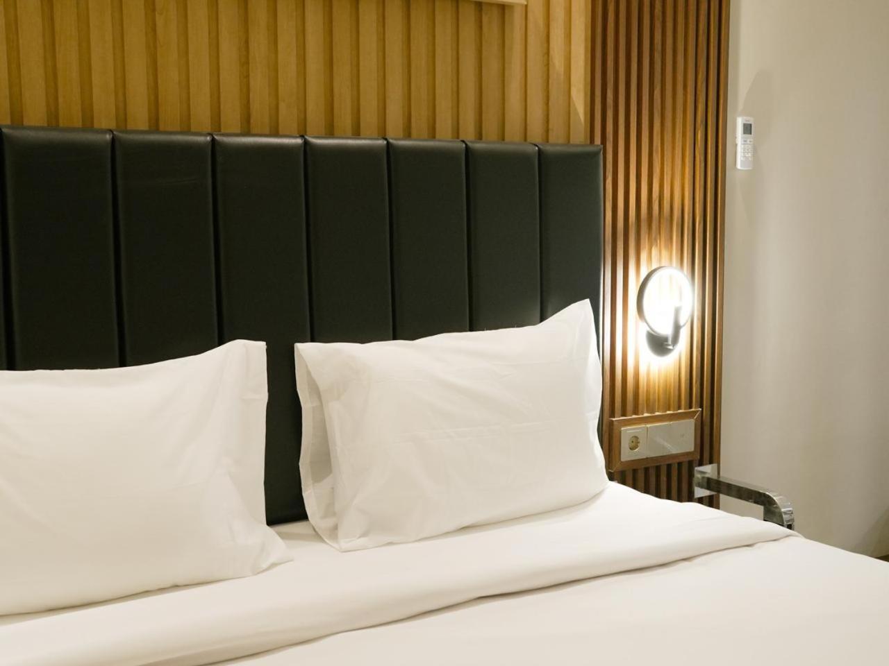 Verse Hotel Cirebon Esterno foto
