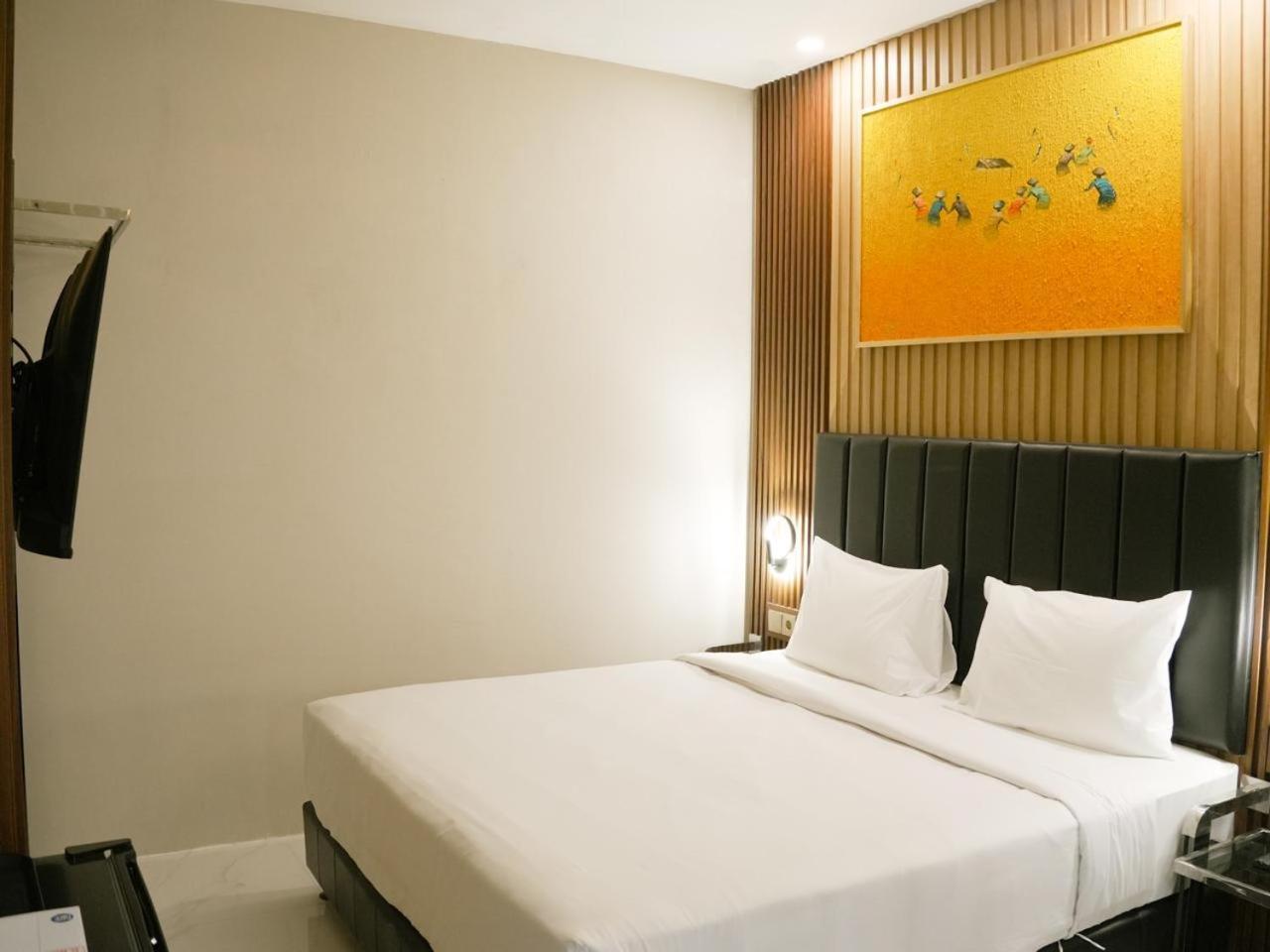 Verse Hotel Cirebon Esterno foto