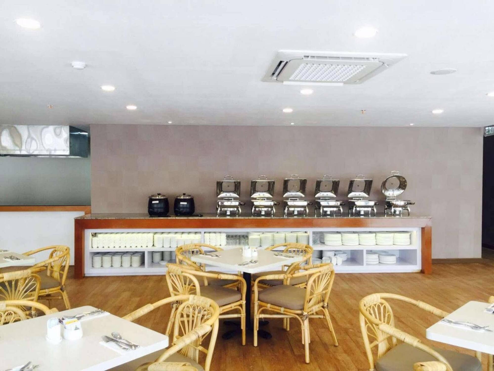 Verse Hotel Cirebon Esterno foto
