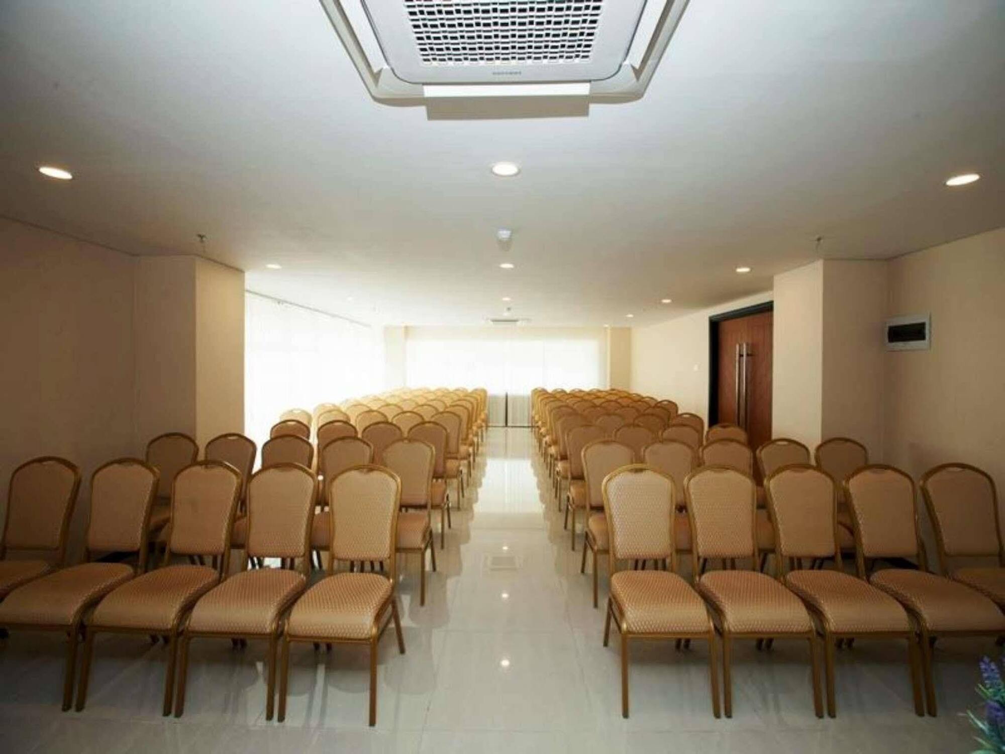 Verse Hotel Cirebon Esterno foto