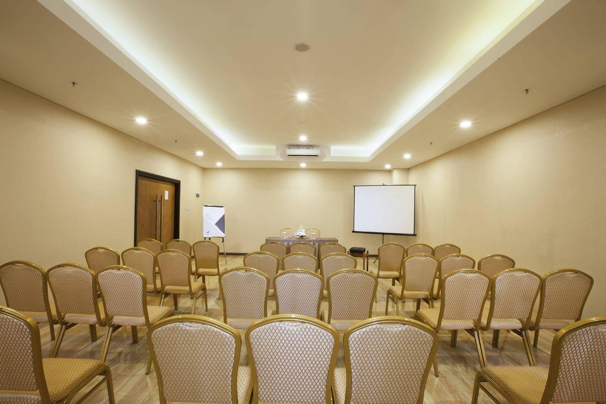 Verse Hotel Cirebon Esterno foto