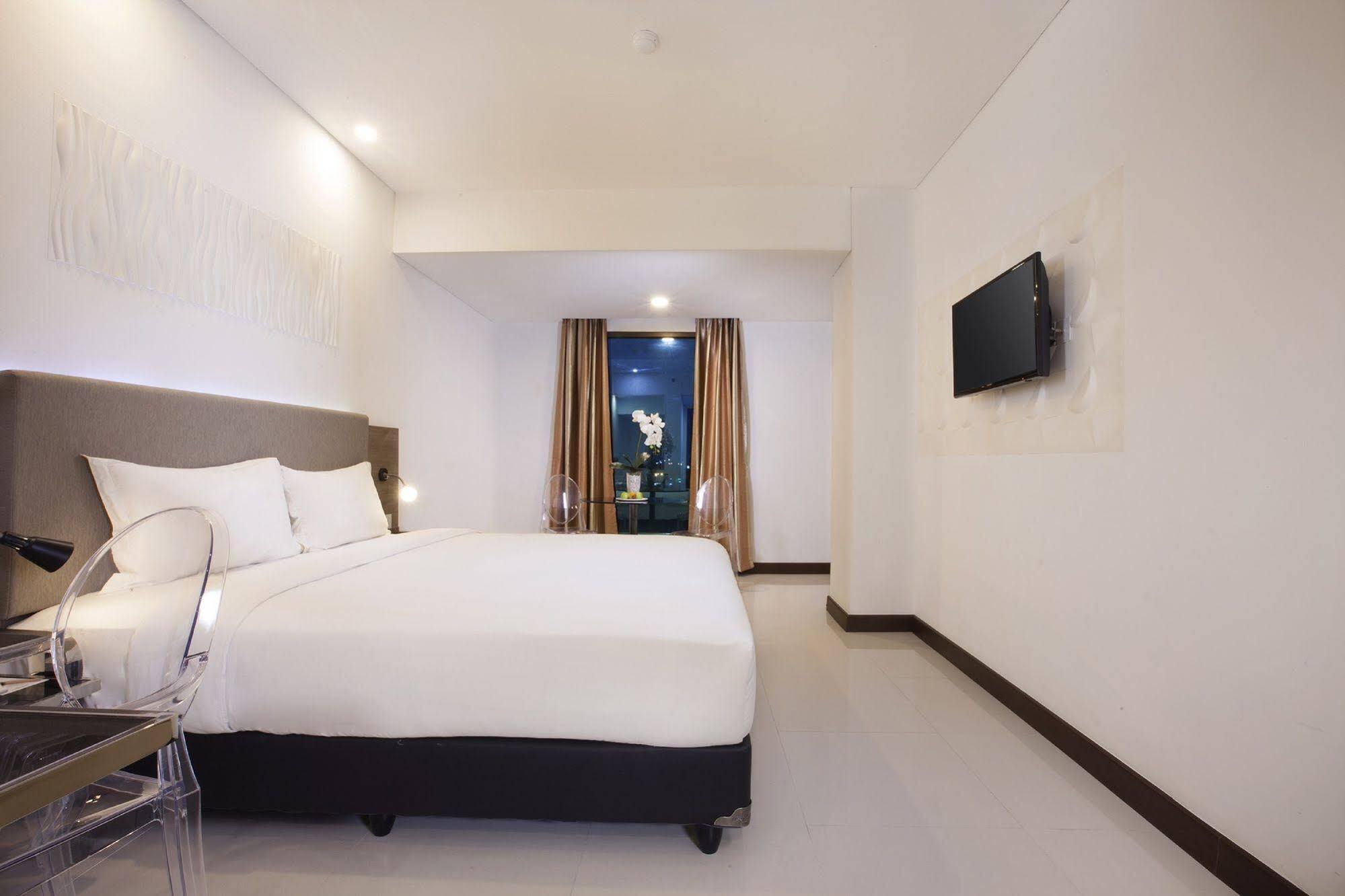 Verse Hotel Cirebon Esterno foto