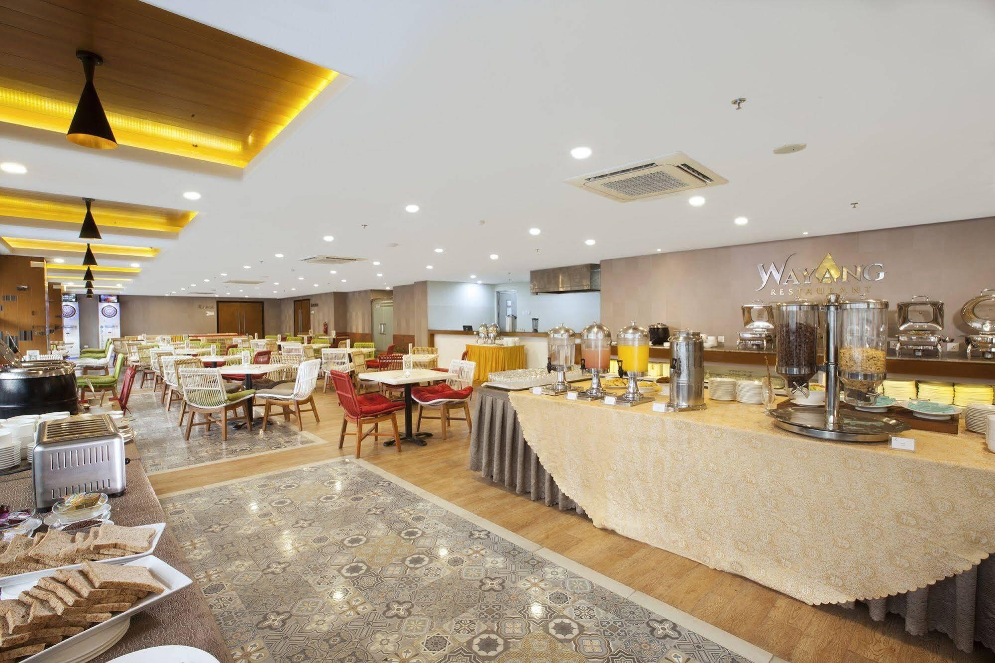 Verse Hotel Cirebon Esterno foto