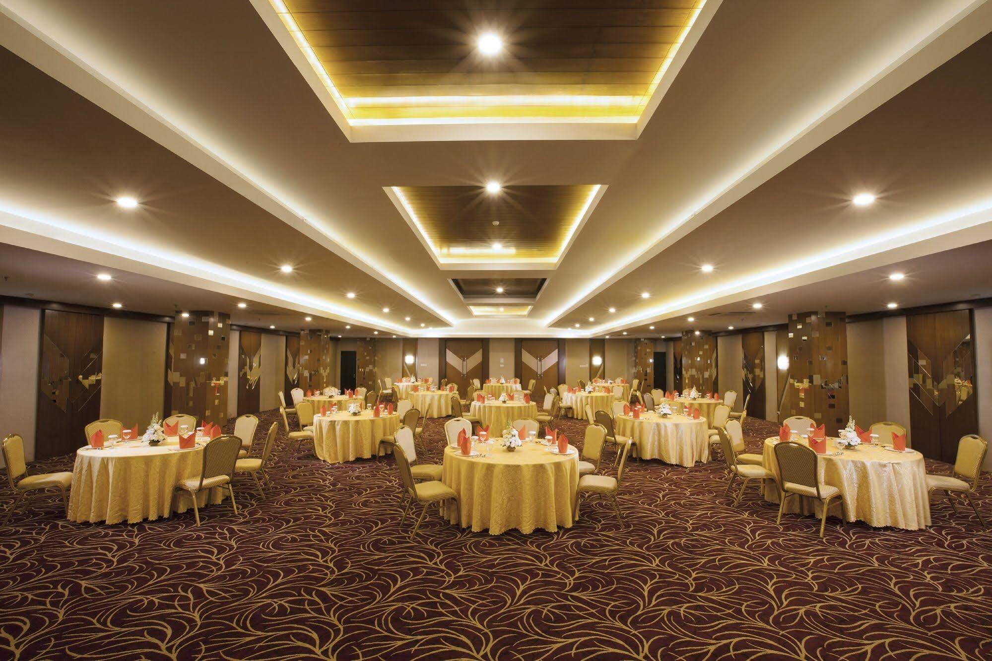 Verse Hotel Cirebon Esterno foto