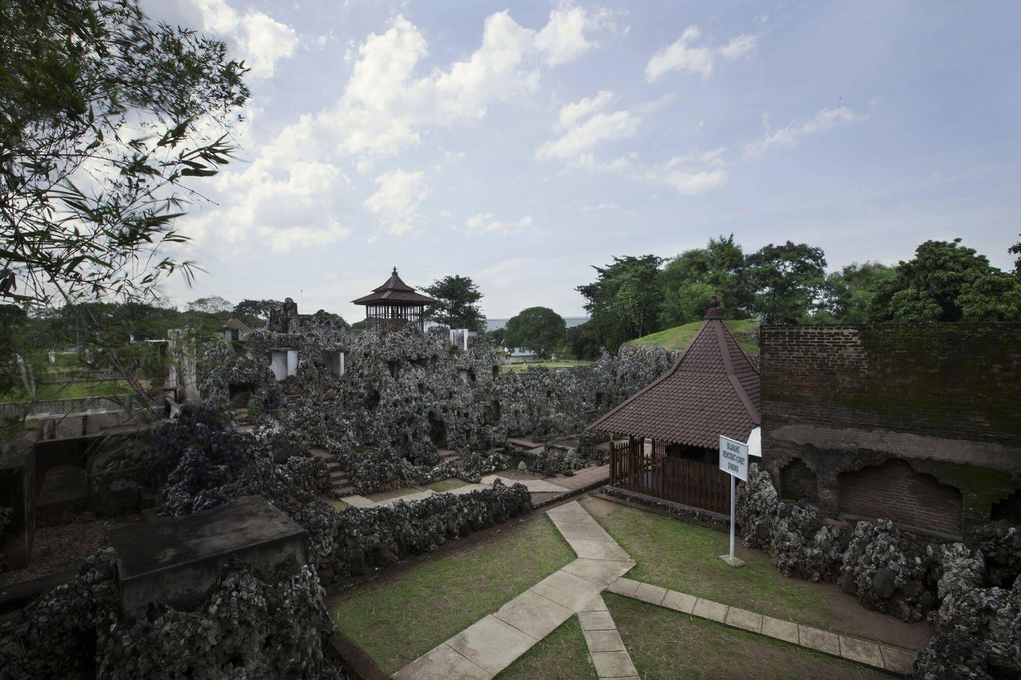 Verse Hotel Cirebon Esterno foto
