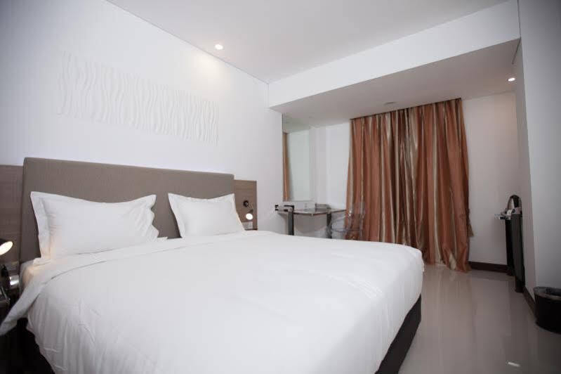 Verse Hotel Cirebon Esterno foto